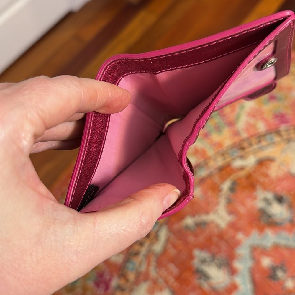 COACH POPPY HEART WALLET LEATHER HOT PINK W/ TROMPE CHAIN DETAILS
ADORABLE EUC! - Picture 10 of 15